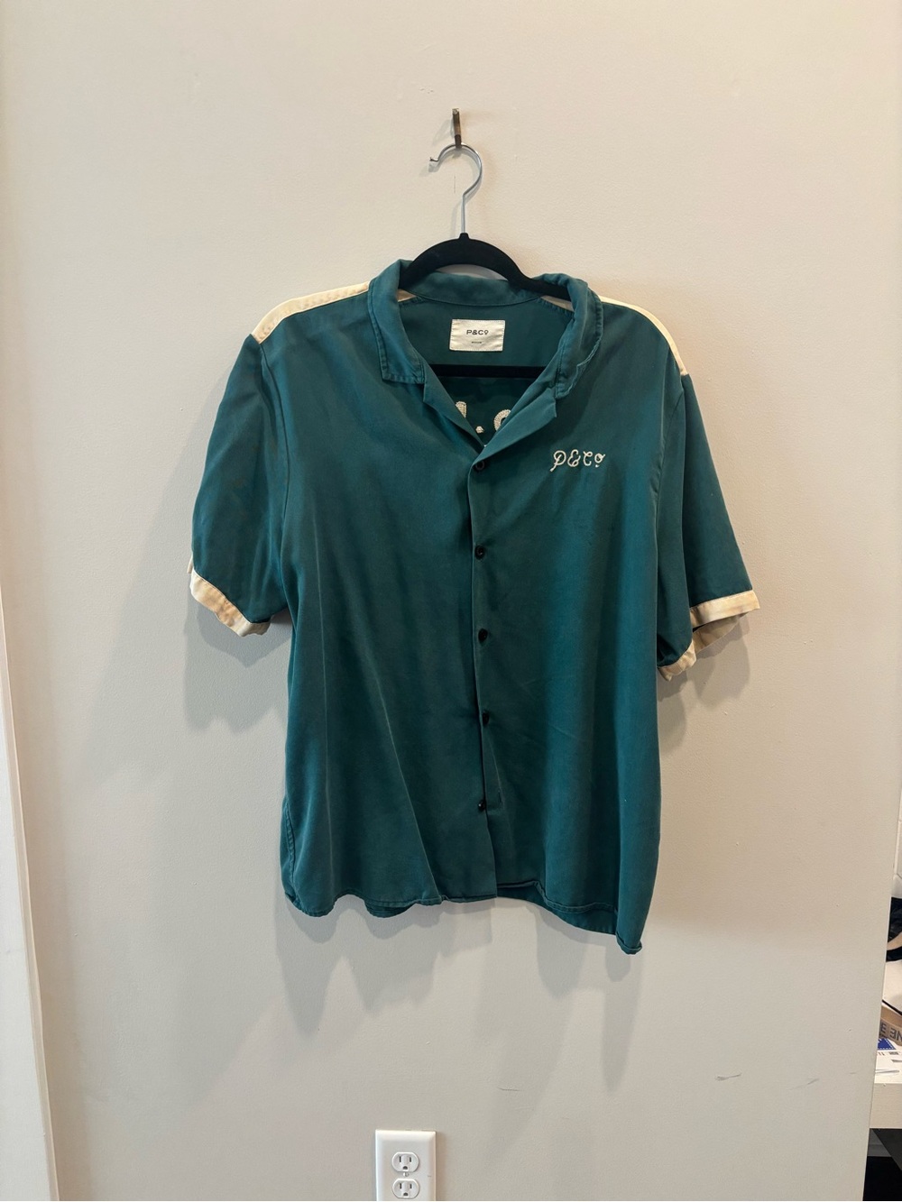 Casual Teal Short-Sleeve Button-Down Shirt with Cream Trim